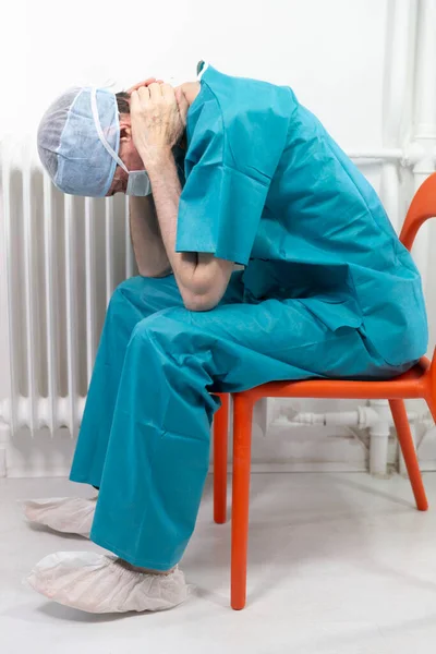 Ένας Χειρουργός Εξαντλημένος Από Δουλειά Του — Φωτογραφία Αρχείου
