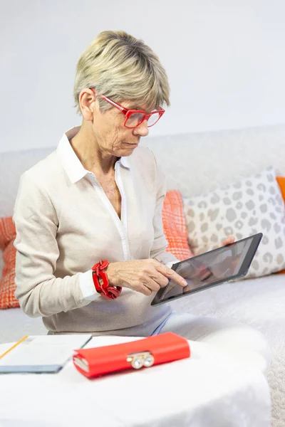 老年妇女使用平板电脑 — 图库照片