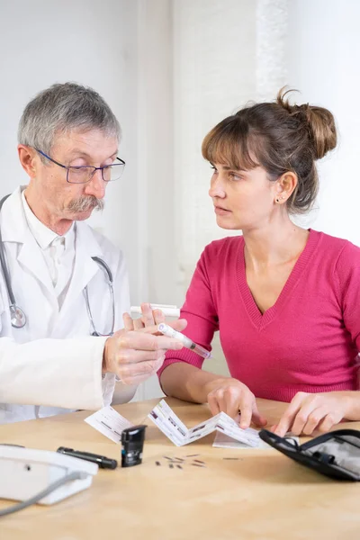 Diabetologist Teaching Diabetic Woman Use Tools Treat Her Diabetes — Stok fotoğraf