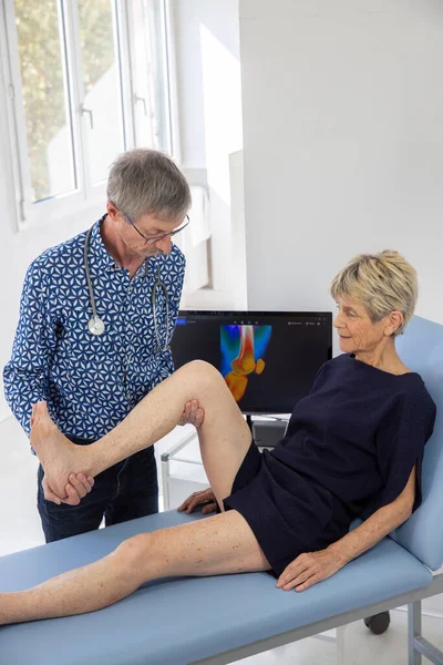 Woman Consulting Doctor Pain Her Knee — Fotografia de Stock
