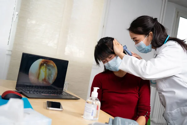 Ent Consultation Purulent Otitis Screen — Stock Photo, Image