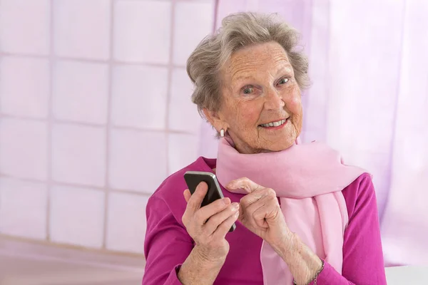 Seniorin Mit Smartphone — Stockfoto