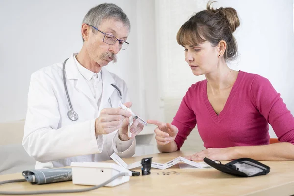 Diabetologist Teaching Diabetic Woman Use Tools Treat Her Diabetes — Stock fotografie