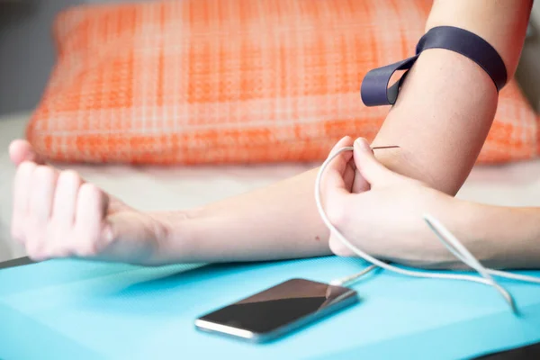 Close Woman Arm Giving Herself Injection Smartphone — Stock Photo, Image