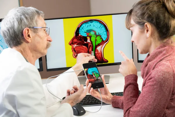 Researcher Explaining Woman How One Soon Able Pin His Cell — Foto de Stock