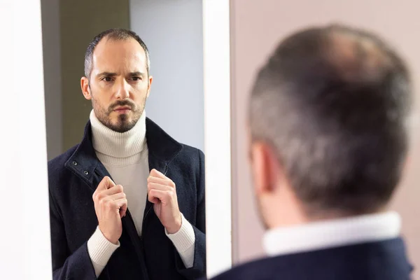 Man Looking Himself Mirror Self Confidence — Stock Photo, Image