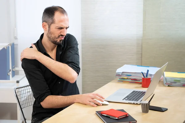 Man His Desk Shoulder Pain — 图库照片