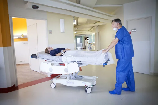 Ambulancier Emne Une Patiente Bloc Opratoire Medical Concept — 图库照片