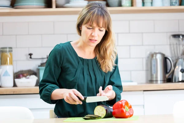 Young Woman Her Kitchen Who Has Cut Herself Kitchen Knife — Photo