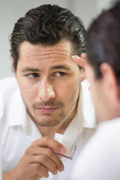 Hombre Aplicando Crema Facial — Foto de Stock