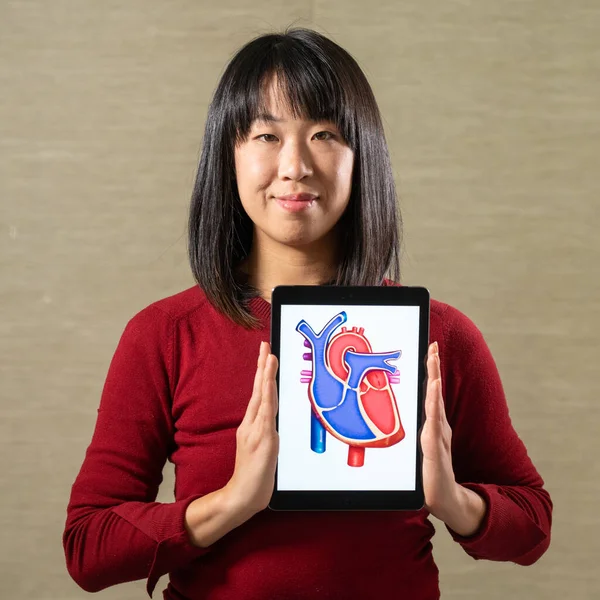 Woman Holding Screen Heart Cutout Design — ストック写真