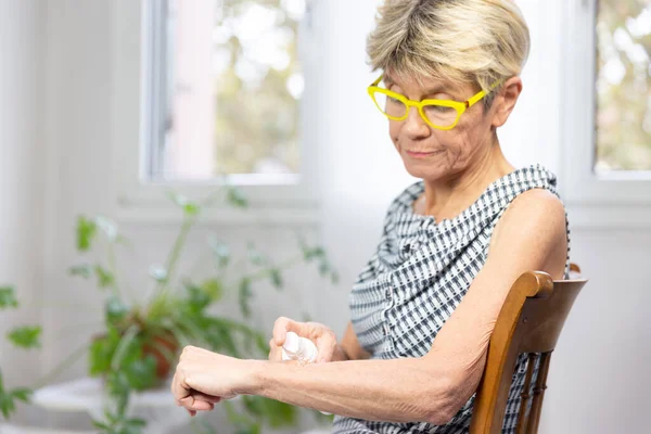 Woman Applying Post Menopause Hormone Gel — Stock fotografie