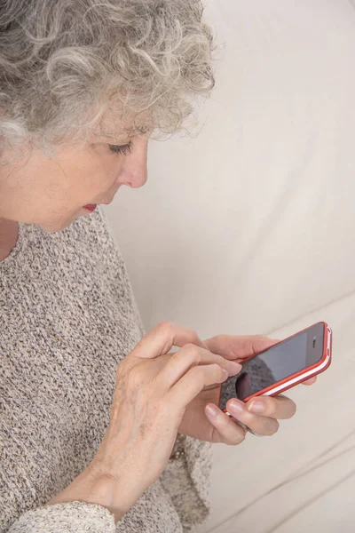 Starší Žena Pomocí Chytrého Telefonu — Stock fotografie