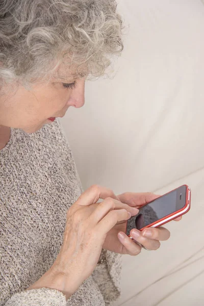 Mujer Mayor Usando Teléfono Inteligente —  Fotos de Stock