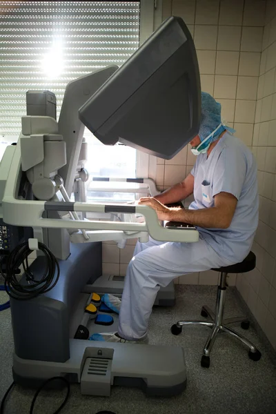 Surgeon Performing Prostatectomy Using Robot Surgeon — 图库照片