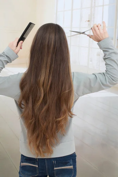 Молодая Женщина Стрижет Волосы — стоковое фото