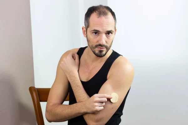 Man Putting Nicotine Patch — Stockfoto