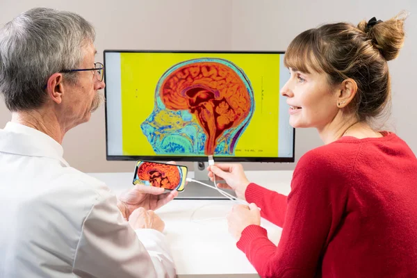 Researcher Explaining Woman How You Can Connect Smartphone Brain — Photo