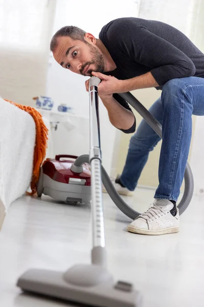 Man Vacuuming Home — Stock Photo, Image