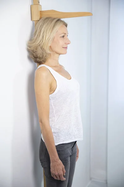 Woman Measuring Herself Height Measuring Rod — Stockfoto