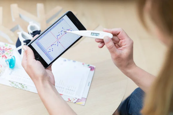 Woman Creating Temperature Chart Identify Day She Ovulates — Foto Stock