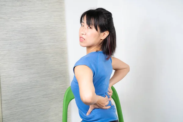 Lower Back Pain Asian Woman — Fotografia de Stock