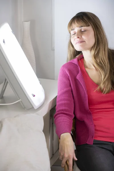 Woman Sitting White Light Lamp Light Therapy — Foto de Stock