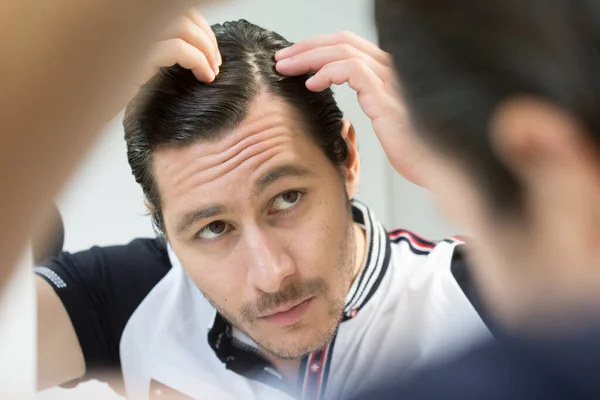 Uomo Che Guarda Allo Specchio — Foto Stock