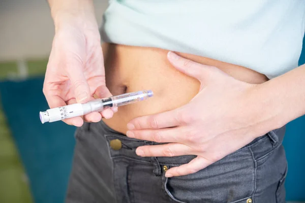 Close Woman Hands Stomach Giving Herself Insulin Injection — ストック写真