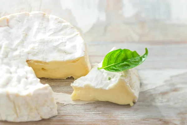 Camembert Cheese Wooden Board Close — Stockfoto