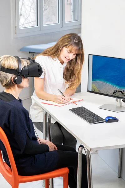 Elderly Woman Therapy Session Virtual Reality Headset Supervision Therapist — Stockfoto