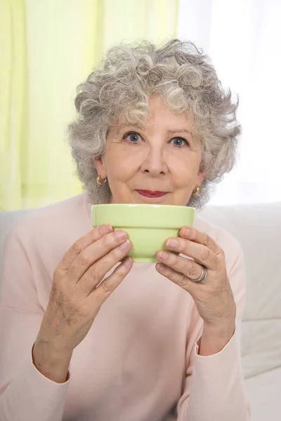 Seniorin Hält Schale Der Hand — Stockfoto