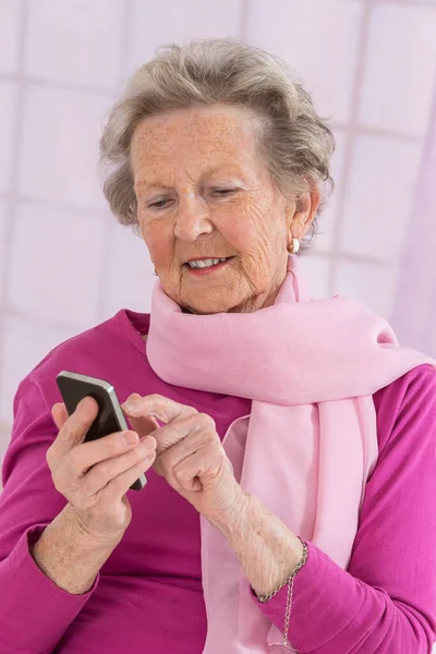 Mujer Mayor Usando Teléfono Inteligente — Foto de Stock