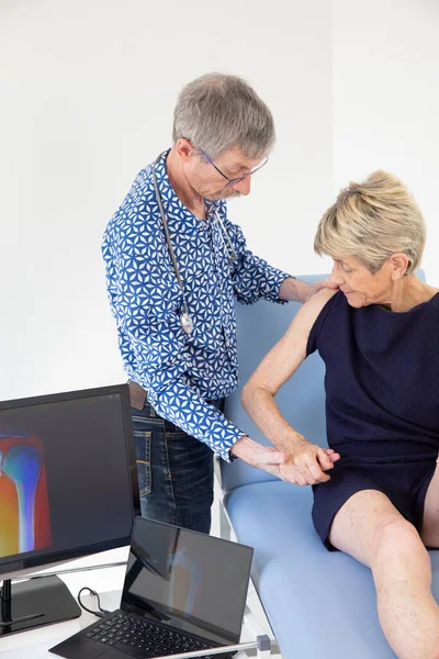 Woman Consulting Doctor Pain Her Shoulder — 图库照片