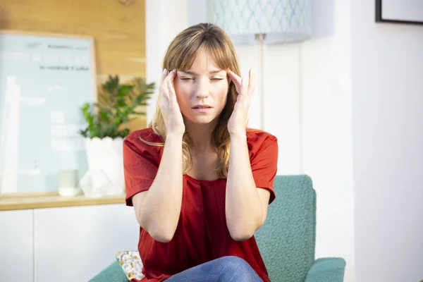 Una Mujer Con Dolor Cabeza — Foto de Stock