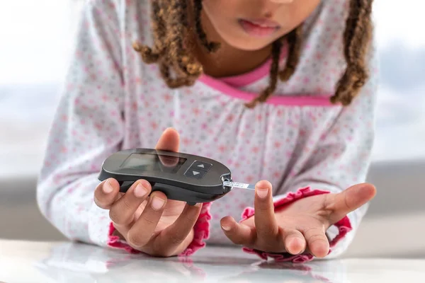 Concept Enfants Diabétiques Enfants Avec Glucomètre Apprendre Vérifier Taux Sucre — Photo