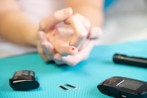 Close Finger Drop Blood Measure Its Sugar Level Diabetic Kit — Fotografia de Stock