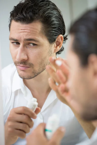 Mann Trägt Gesichtscreme Auf — Stockfoto