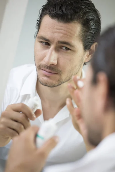 Hombre Aplicando Crema Facial —  Fotos de Stock