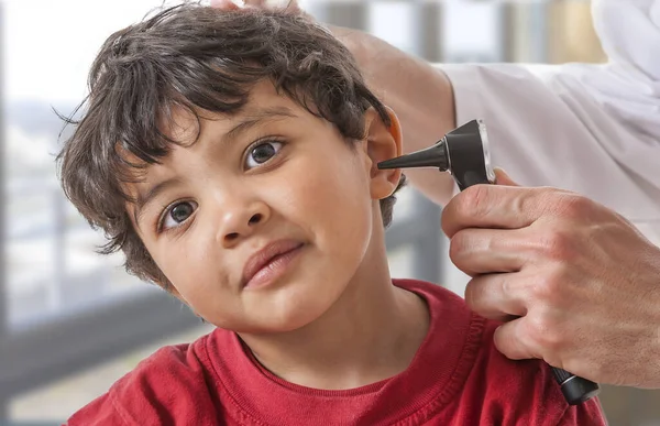 Doctor Examining Child Ear — Fotografia de Stock