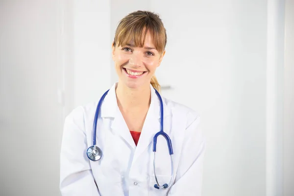 Female Doctor Her White Coat Talking Patient — Fotografia de Stock
