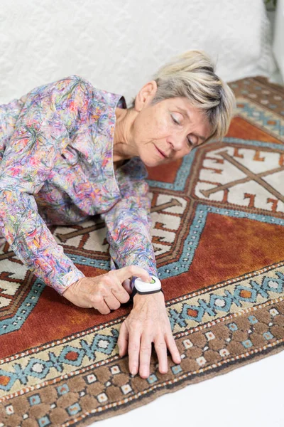 Woman Having Fallen Floor Using Her Medical Alert System Get — Photo