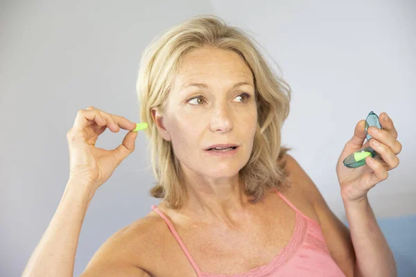 Woman Using Earplugs Close — Fotografia de Stock