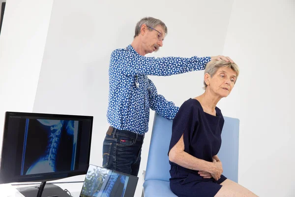 Woman Consulting Doctor Pain Her Neck — Foto Stock