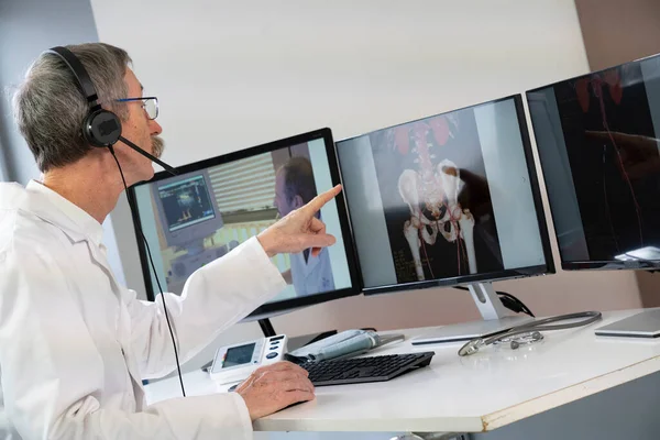 Cardiologist Video Consultation Colleague Phlebitis Diagnosis — Stockfoto