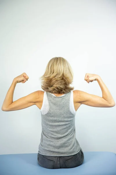 Woman Looking Her Muscles — Fotografia de Stock