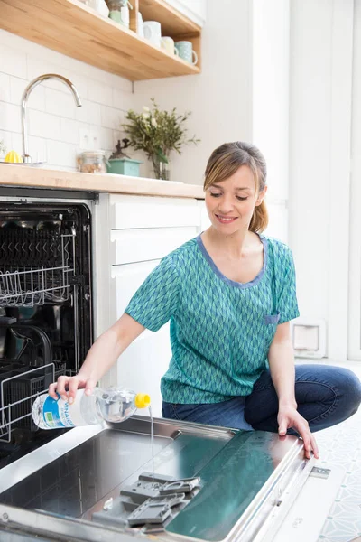 Woman Using White Vinegar — Foto Stock