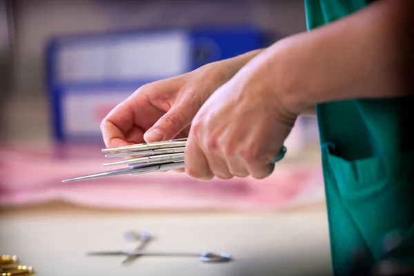 Sterilization Surgical Instruments Nursing Assistant Recomposes Boxes Instruments Used Operating — Stockfoto