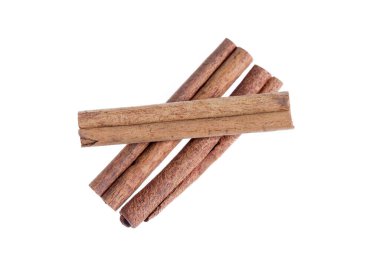 Beyaz arka planlı portre üzerinde izole kabuk tarçın baharat