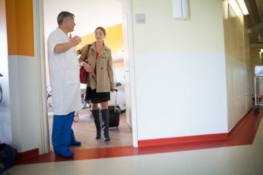 Un mdecin raccompagne une patiente  la sortie de l'hopital. 